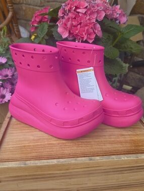 Women's Hot Pink Crocs Waterproof Slip-On Platform Boots Size 6-7